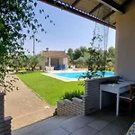 Accogliente Con Piscina קלטג'ירונה